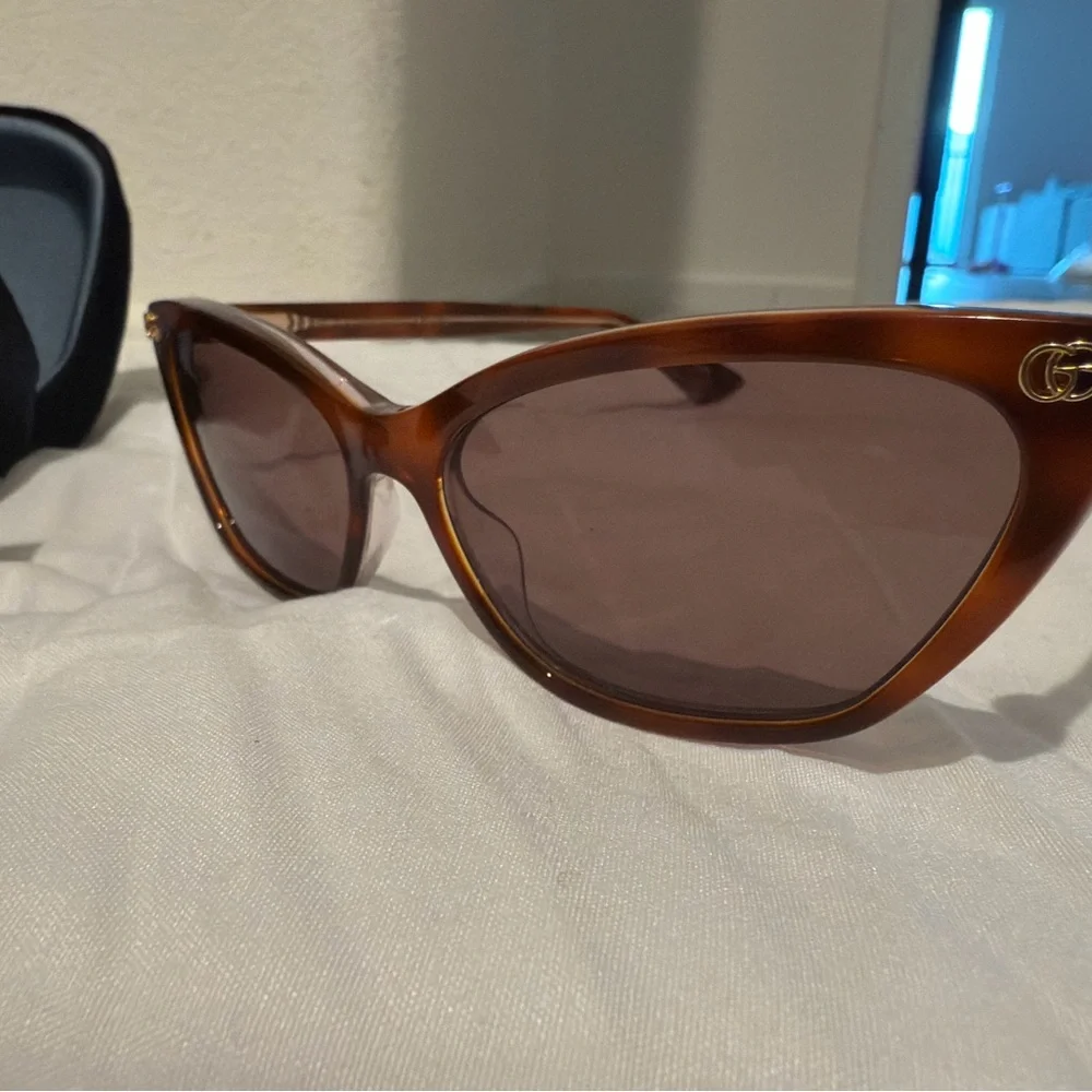 Gucci Tortoiseshell Cat-Eye Sunglasses with Gold Logo - Picture 2 of 3